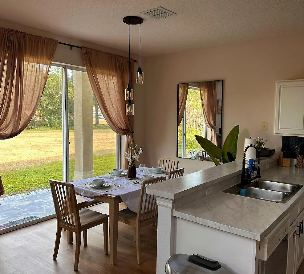 Holiday home Sun Drenched & Spacious Retreat Mins To Disney Davenport United States